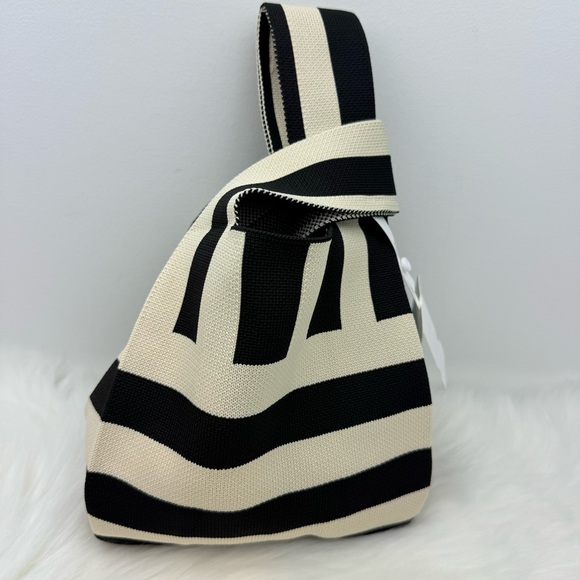 NWT Beige/Black Strips Flower Compact Stylish Essentials Handheld Bag - Picture 8 of 9